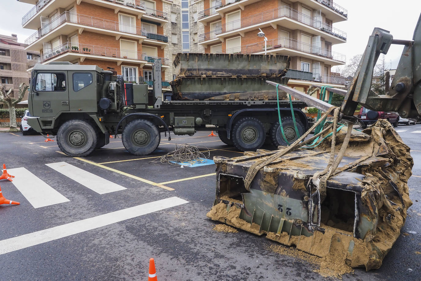 El Ejército de Tierra estudia cómo retirar las piezas del puerto flotante que aún están en la costa de Cotolino y el cargadero de Dícido 