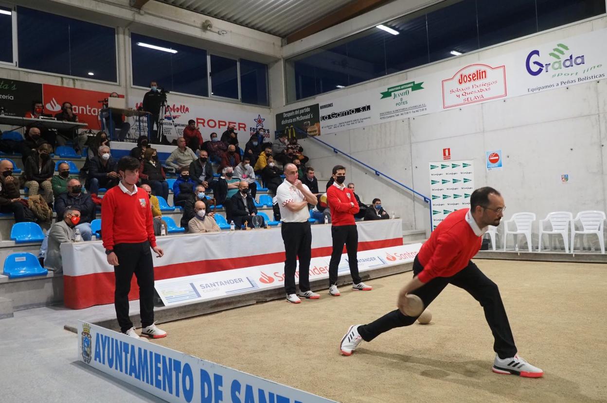 Pedro Gutiérrez birla durante un partido de la Copa Apebol 2021, que ganó con Andros La Serna. 