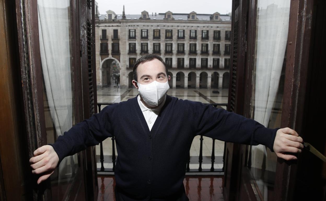 Ángel Díez posa en la Delegación de Gobierno, en la Plaza Porticada.