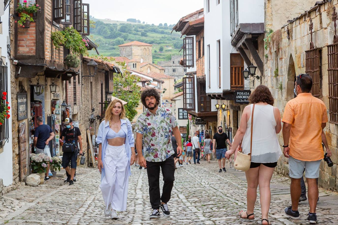 Marta Hazas y Xosé Touriñán «descubrirán los lugares más extraños, increíbles y sorprendentes de nuestra geografía». En la imagen durante su visita a Santillana del Mar.