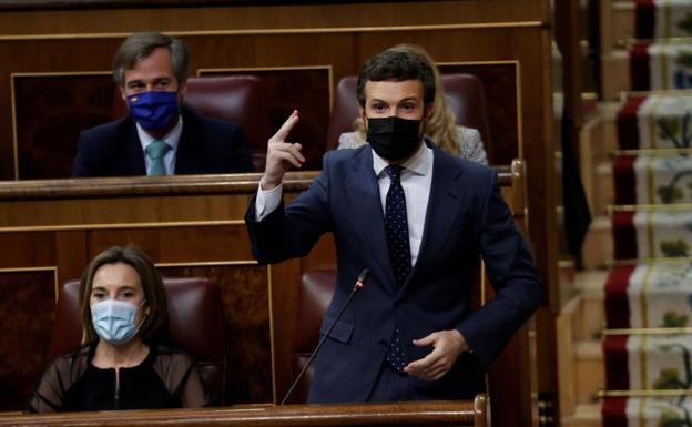 El líder popular Pablo Casado (d) interviene en una nueva sesión de control al Gobierno 