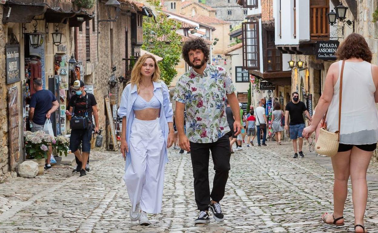 La pareja de presentadores-actores por las calles de Santillana del Mar.