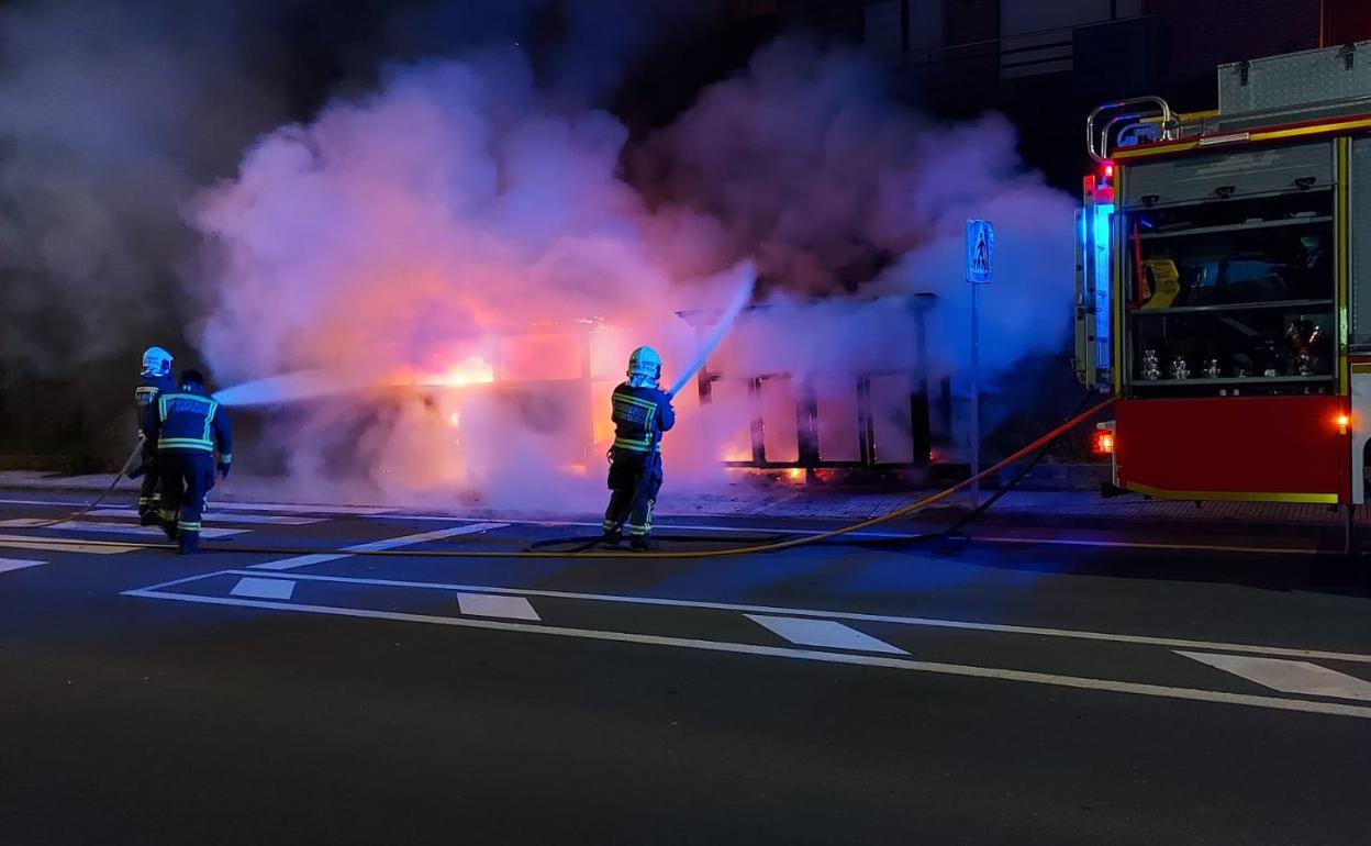 Bomberos del Parque de Emergencias de Tama apagando el incendio de los contenedores 