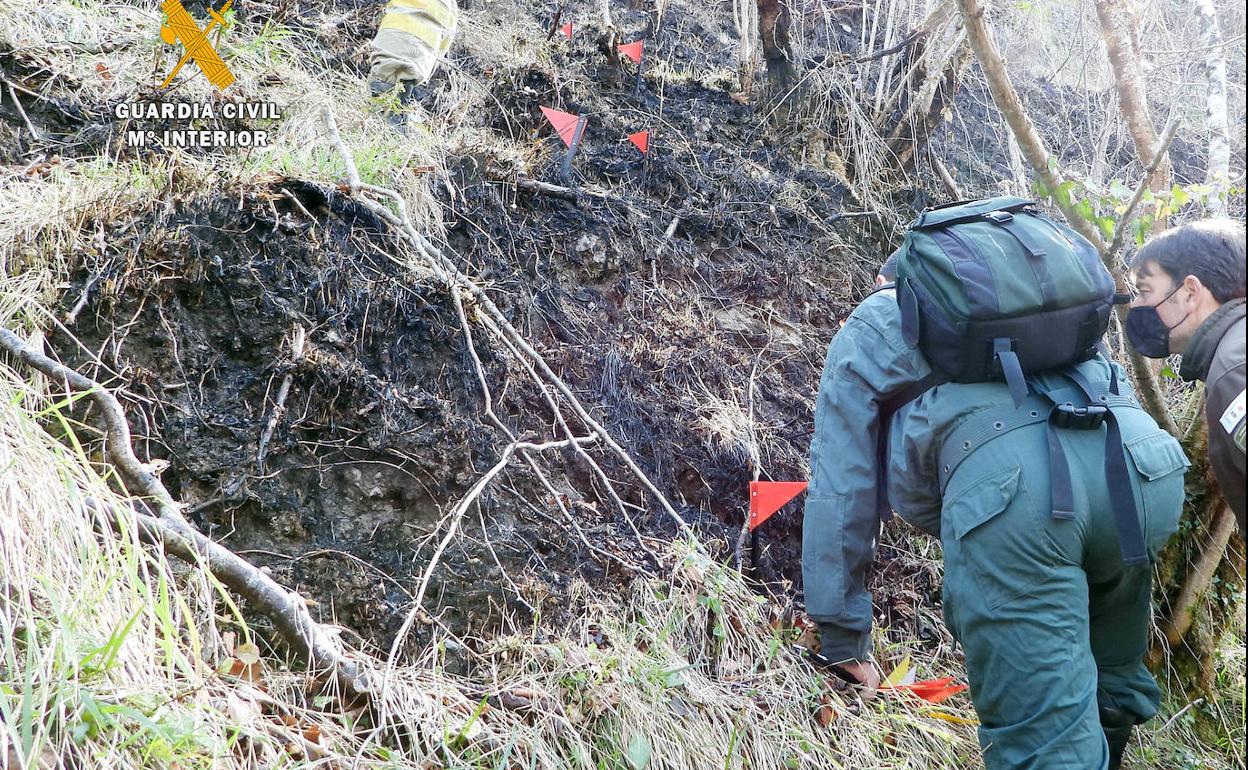 Agentes investigando un incendio forestal.