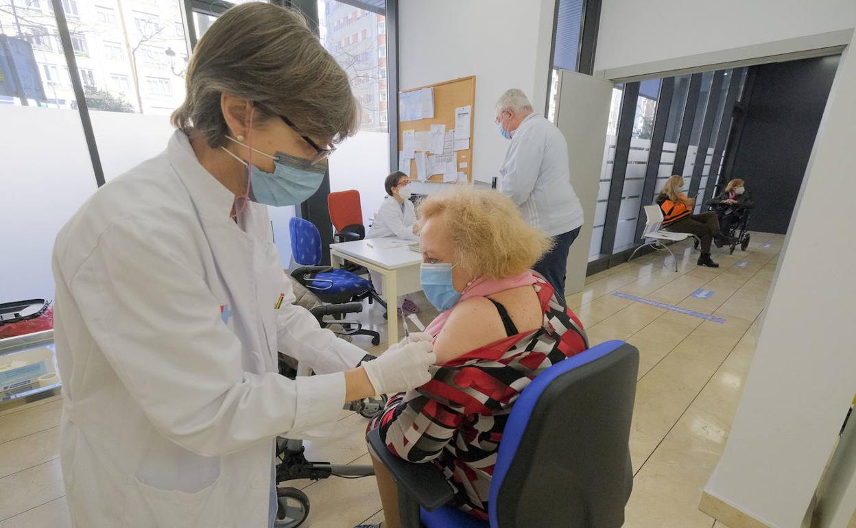 Une mujer recibe la vacuna de Pfizer en el centro de salud de la calle Vargas, en Santander.