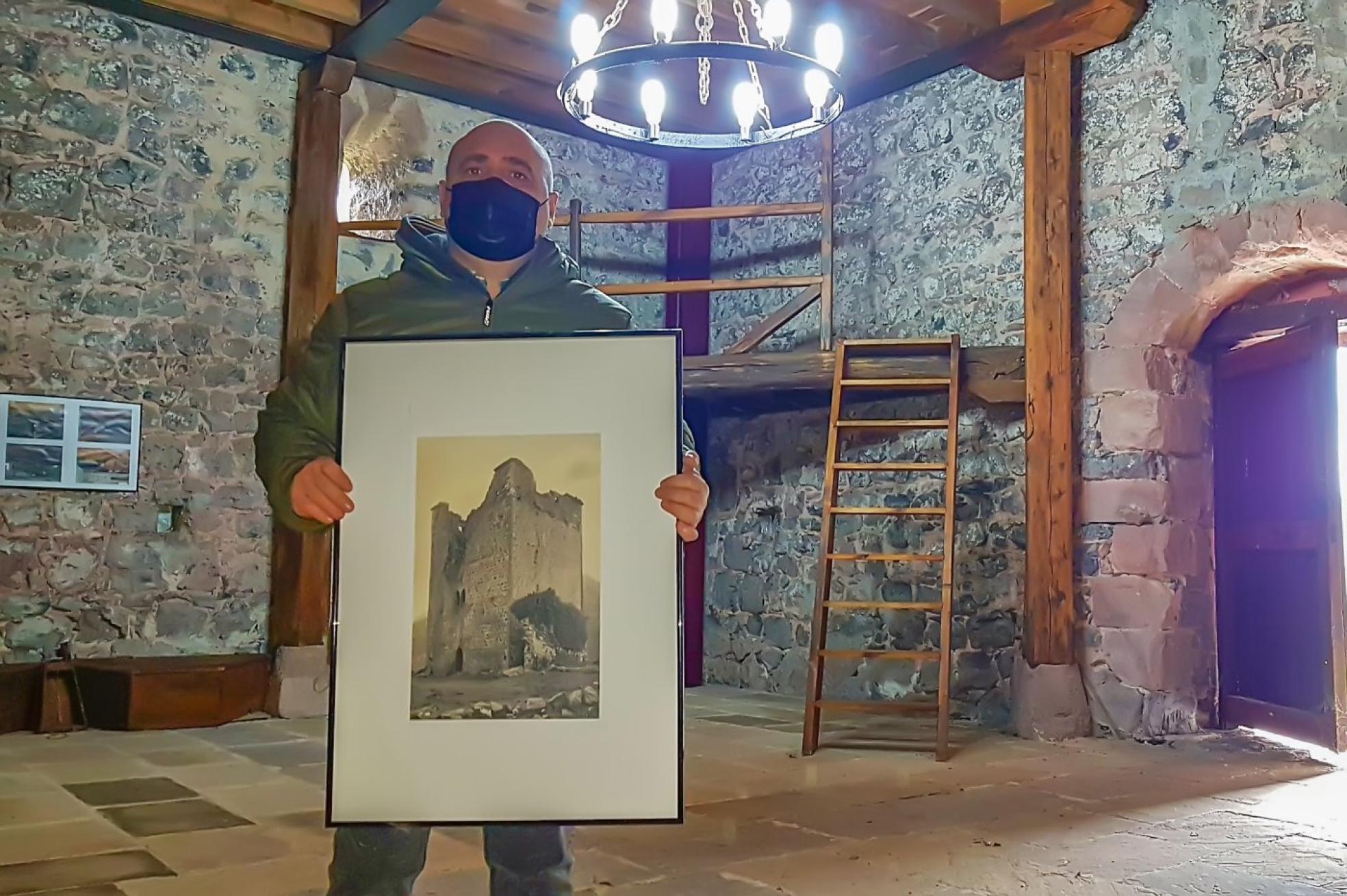 Manuel Fernández, en el interior de la Torre de Obeso. 