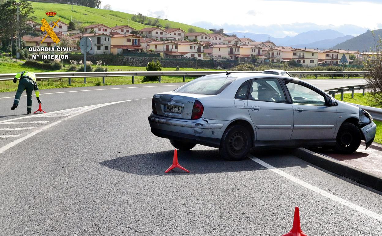 Quintuplica la tasa de alcohol tras chocar contra una mediana en Santoña
