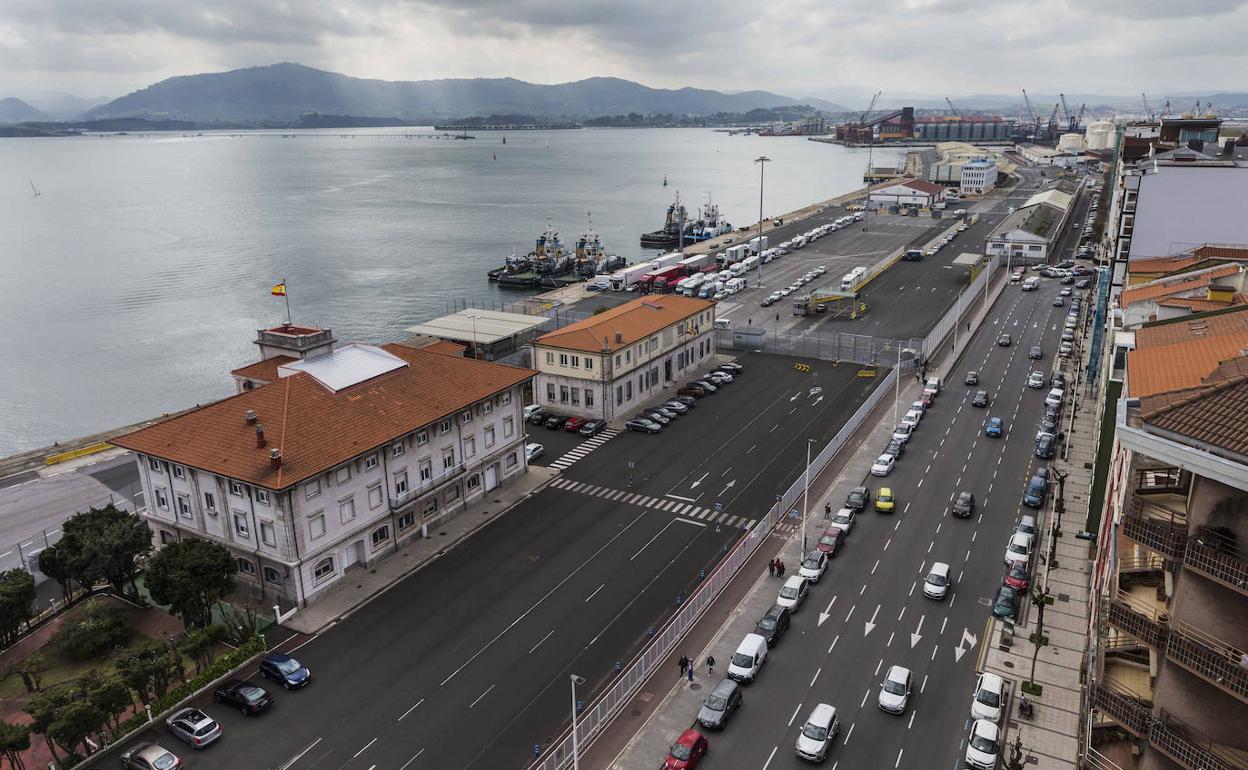 La calle Marqués de la Hermida, en primera línea del Frente Marítimo donde se liberarán terrenos a los que se buscarán nuevos usos.