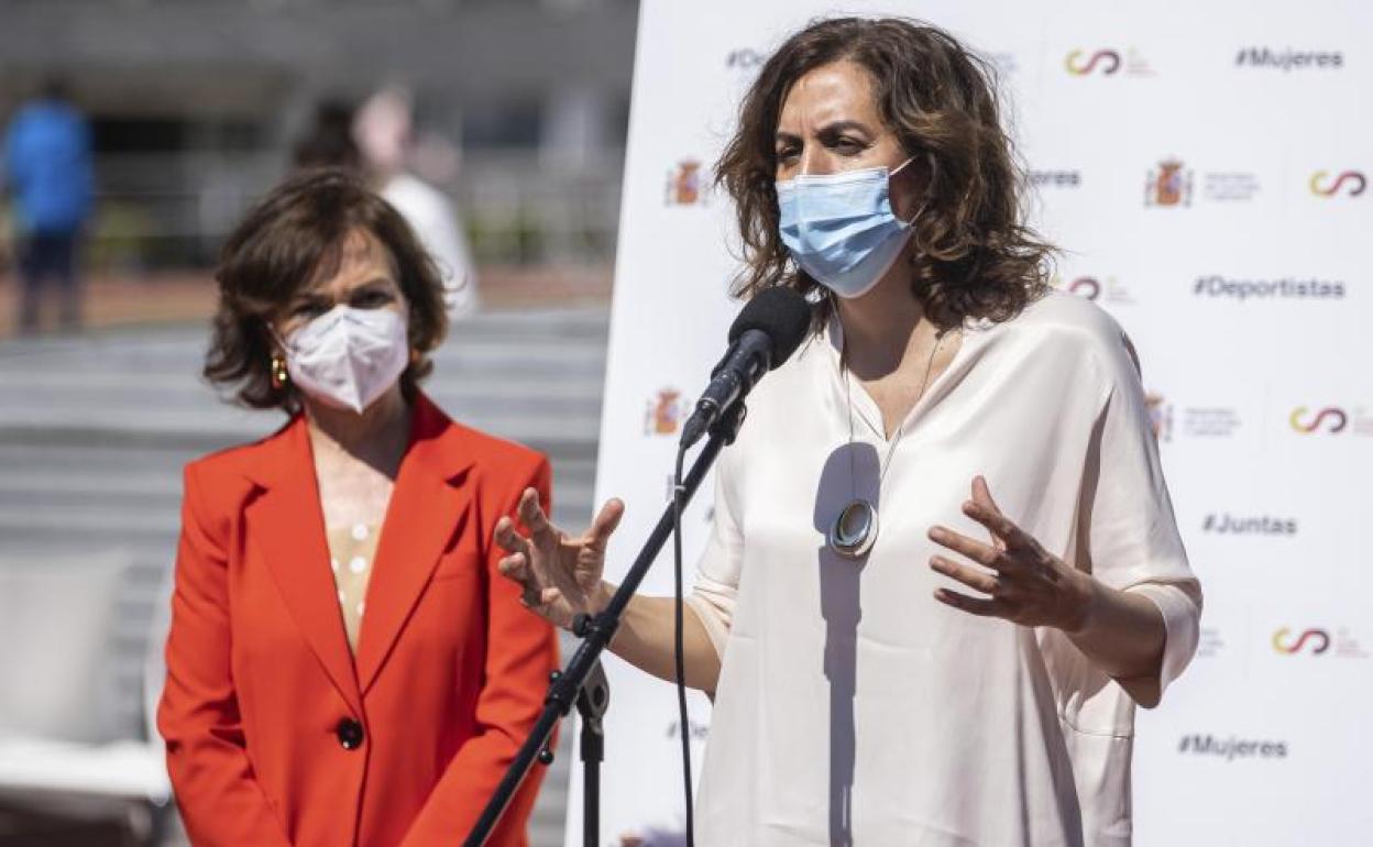 Irene Lozano, presidenta del CSD (d), junto a Carmen Calvo, vicepresidenta del Gobierno, en la presentación de la Liga Ellas.