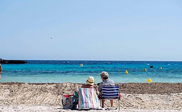 Una playa casi vacía de Menorca.