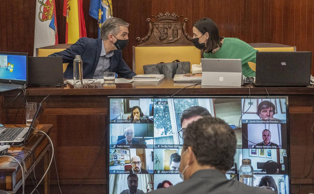 La alcaldesa Gema Igual y el portavoz del PP, César Díaz, en el Pleno.