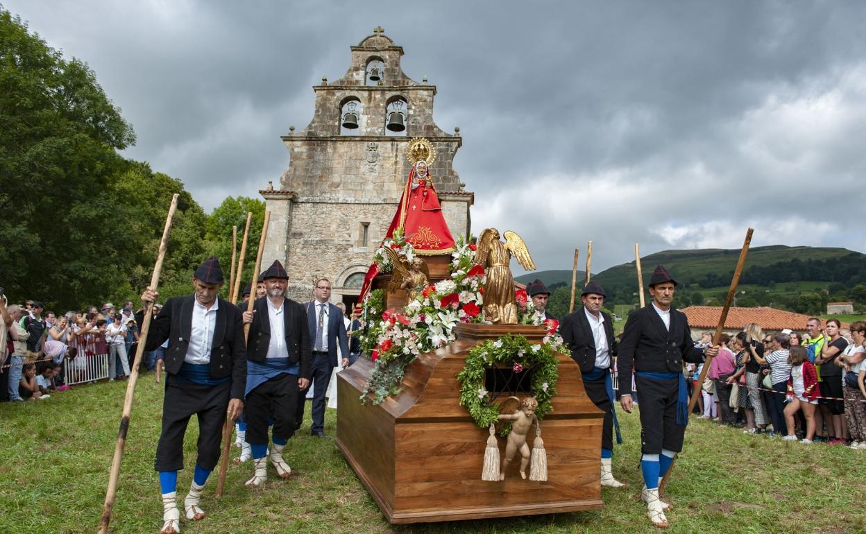 Procesión de Valvanuz en la pradera del Santuario. 