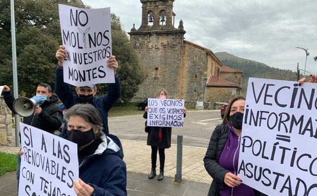 Una veintena de residentes se ha manifestado a las puertas del Ayuntamiento 