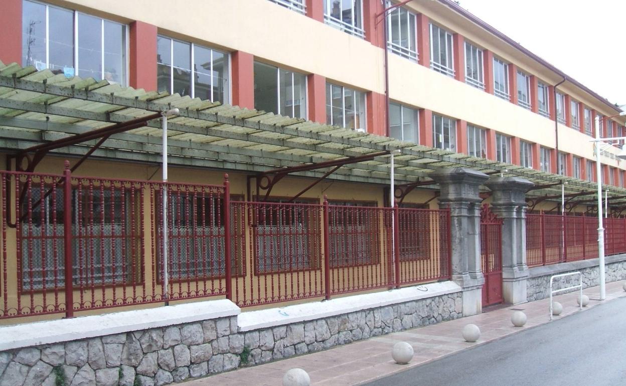 Exterior de uno de los colegios de Castro Urdiales.