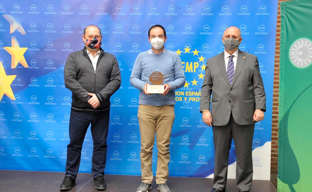 Miguel Ángel Toca, en el centro, con el premio de Campoo de Yuso.