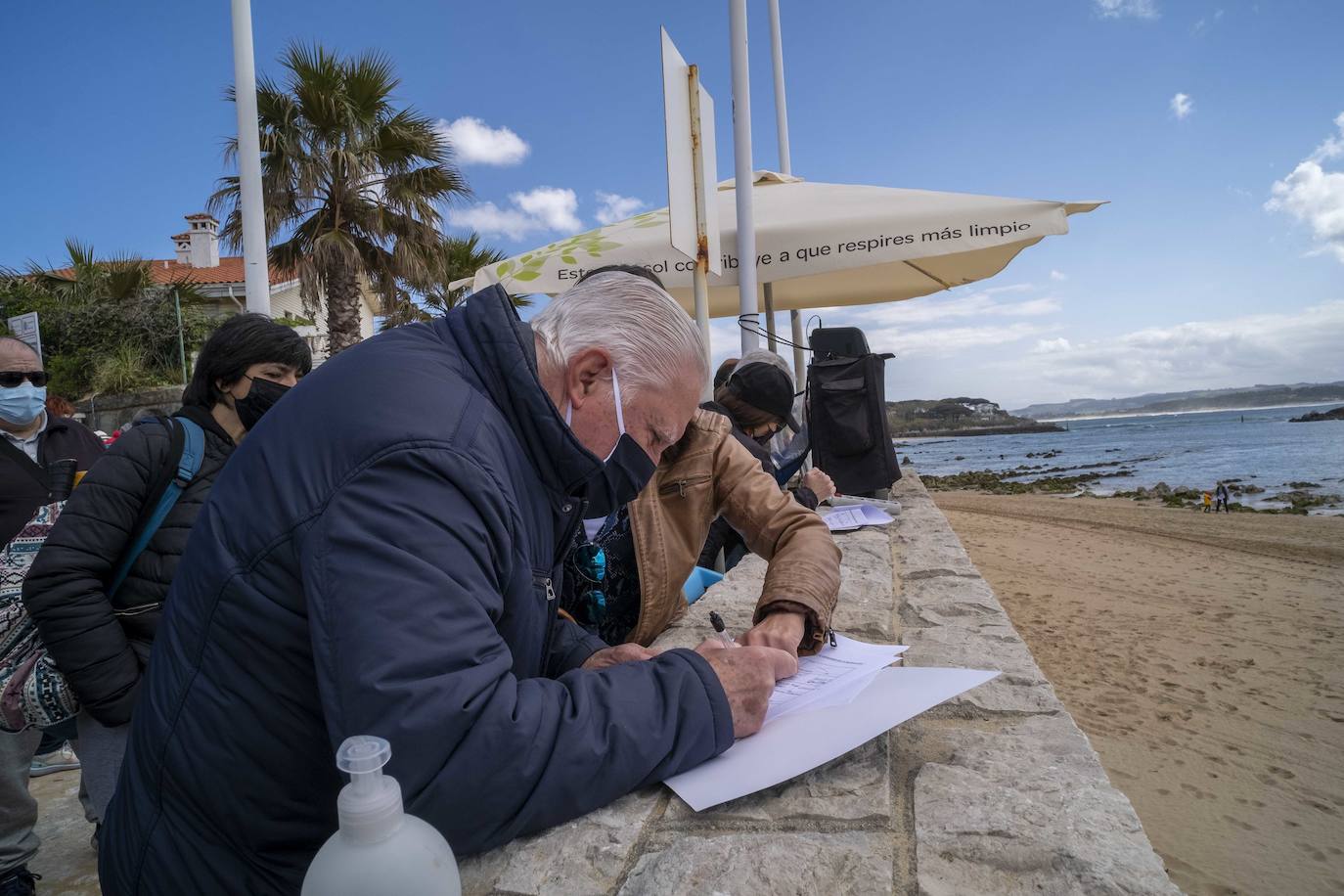 La organización vecinal, que ha reunido firmas para paralizar la obra de retirada de las infraestructuras a partir del lunes, ha criticado que el futuro de la playa se fíe a una «simple riña política»