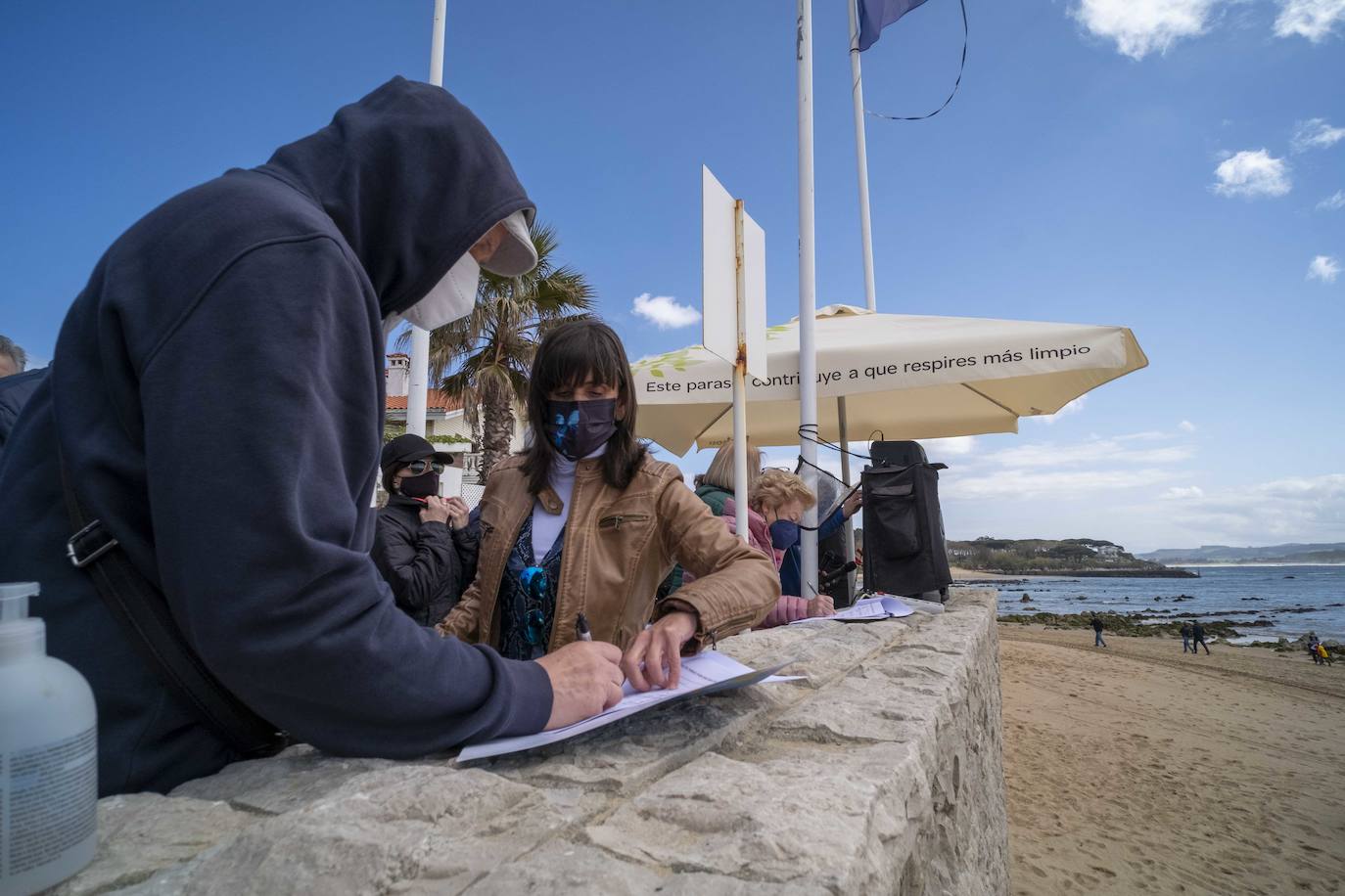 La organización vecinal, que ha reunido firmas para paralizar la obra de retirada de las infraestructuras a partir del lunes, ha criticado que el futuro de la playa se fíe a una «simple riña política»