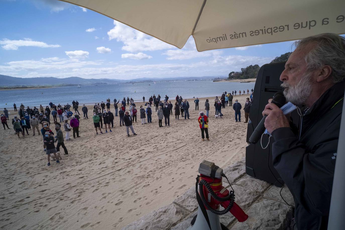 La organización vecinal, que ha reunido firmas para paralizar la obra de retirada de las infraestructuras a partir del lunes, ha criticado que el futuro de la playa se fíe a una «simple riña política»