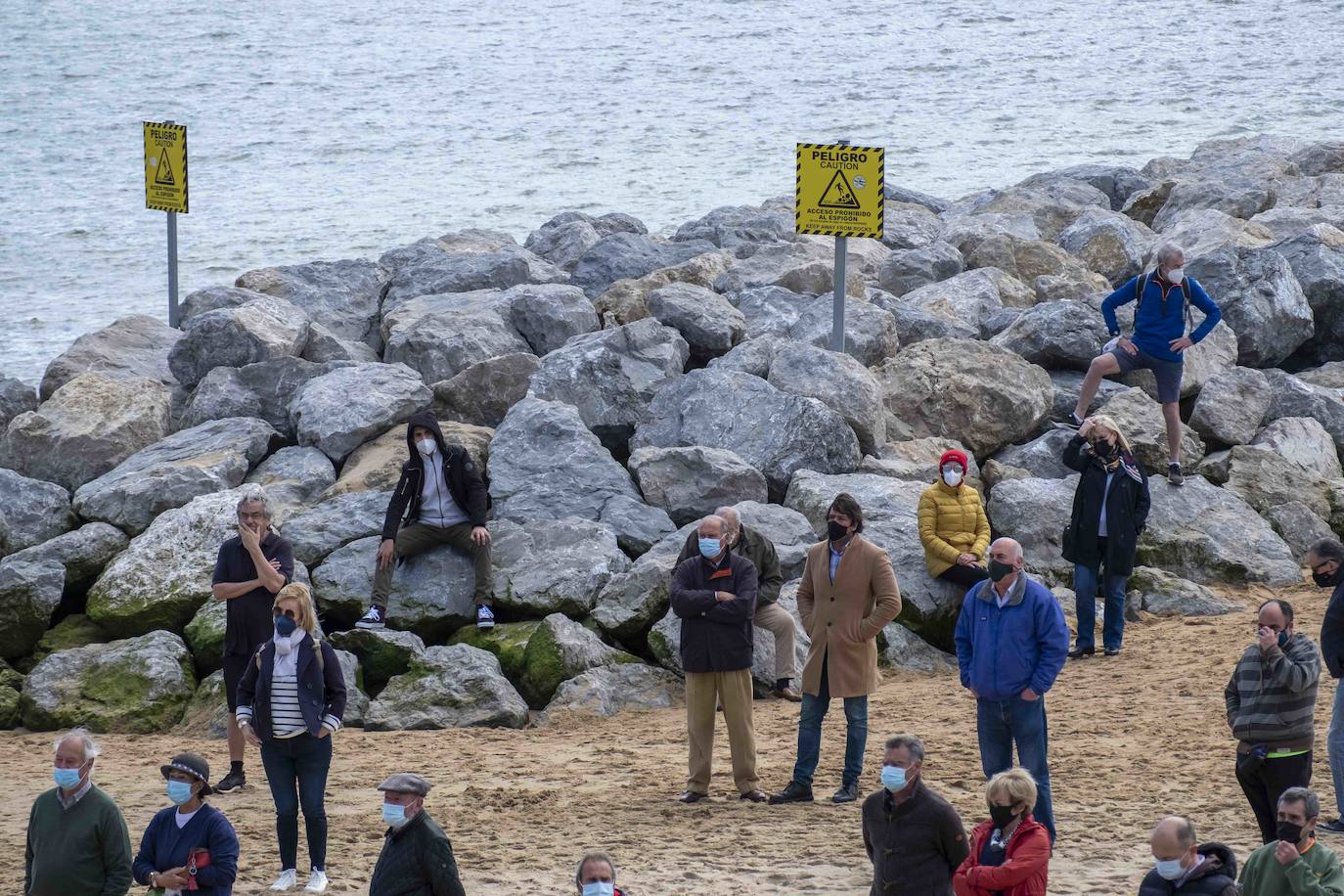 La organización vecinal, que ha reunido firmas para paralizar la obra de retirada de las infraestructuras a partir del lunes, ha criticado que el futuro de la playa se fíe a una «simple riña política»