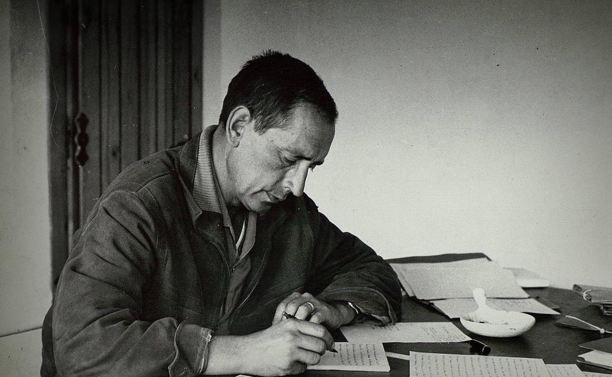 El autor de 'La hoja roja' en pleno proceso creativo