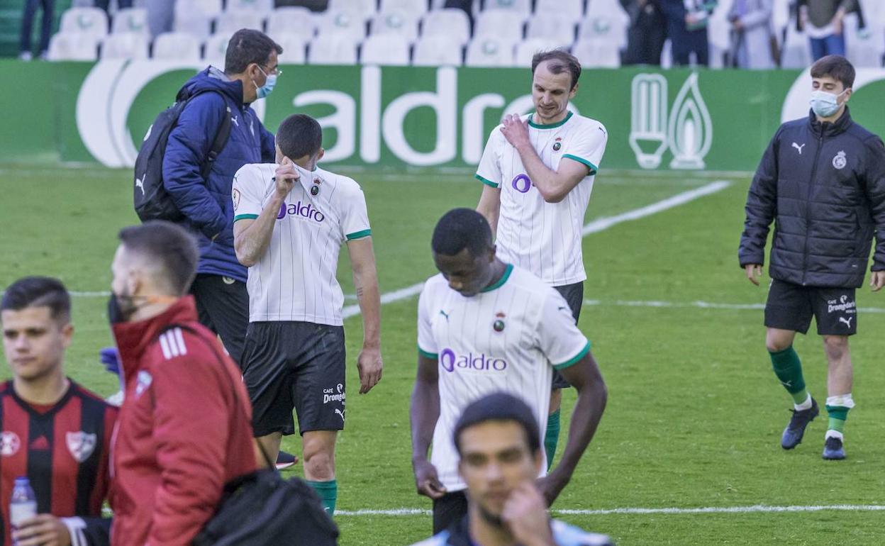 Mantilla, Gerson y Soko, con Cali Trueba al fondo, se retiran de El Sardinero tras no pasar del empate ante el Arenas de Getxo. 