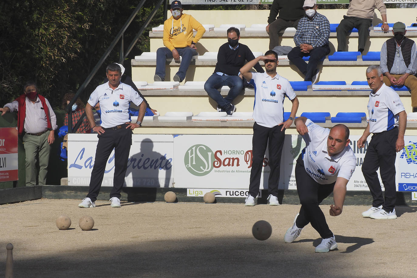 Héctor Salmón birla con Iñi Pedrosa, Nacho Migoya y Alfonso González al fondo (Comillas).