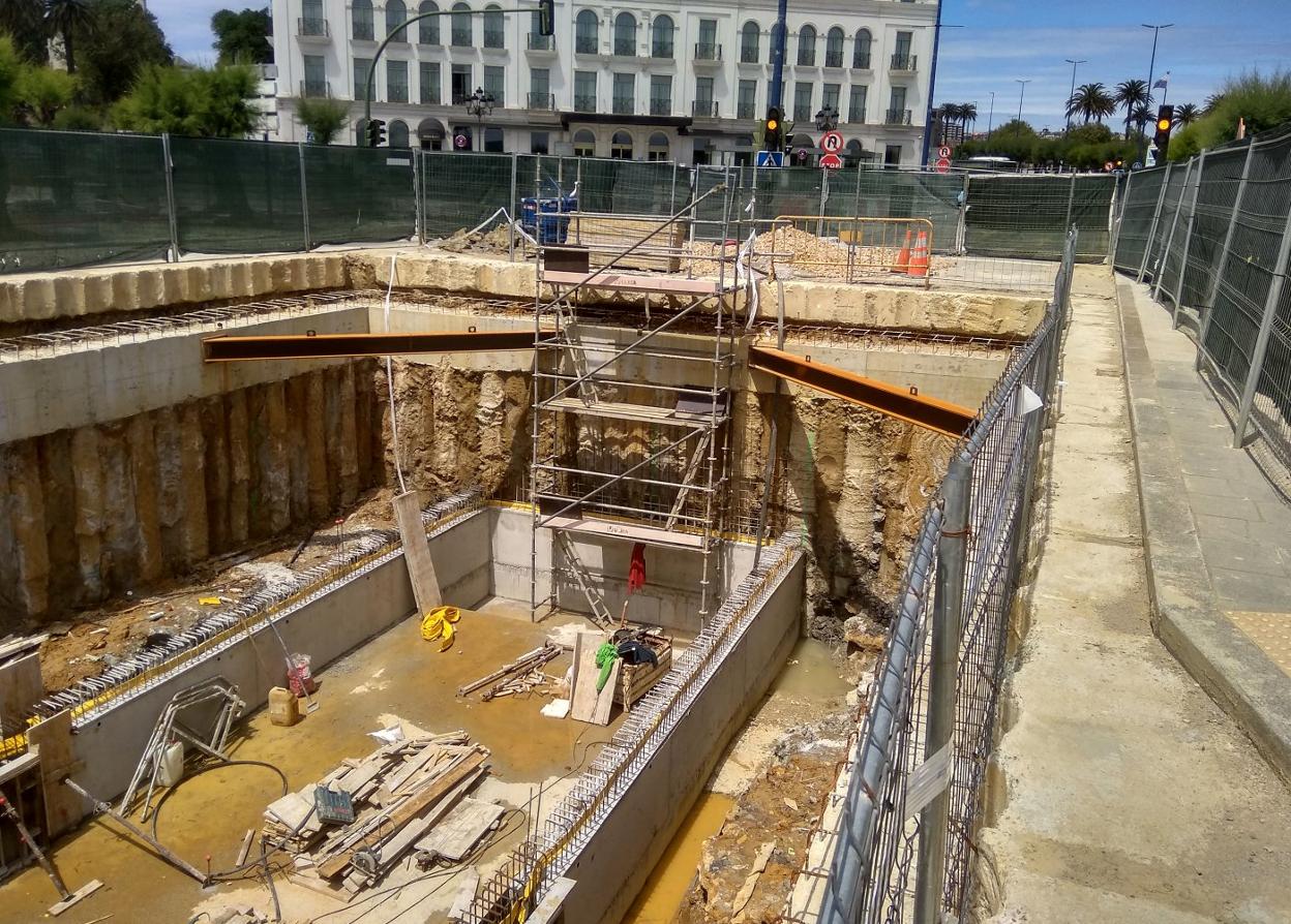 El tanque fue construido bajo la calzada entre la Plaza de Italia y la playa de El Sardinero. dm