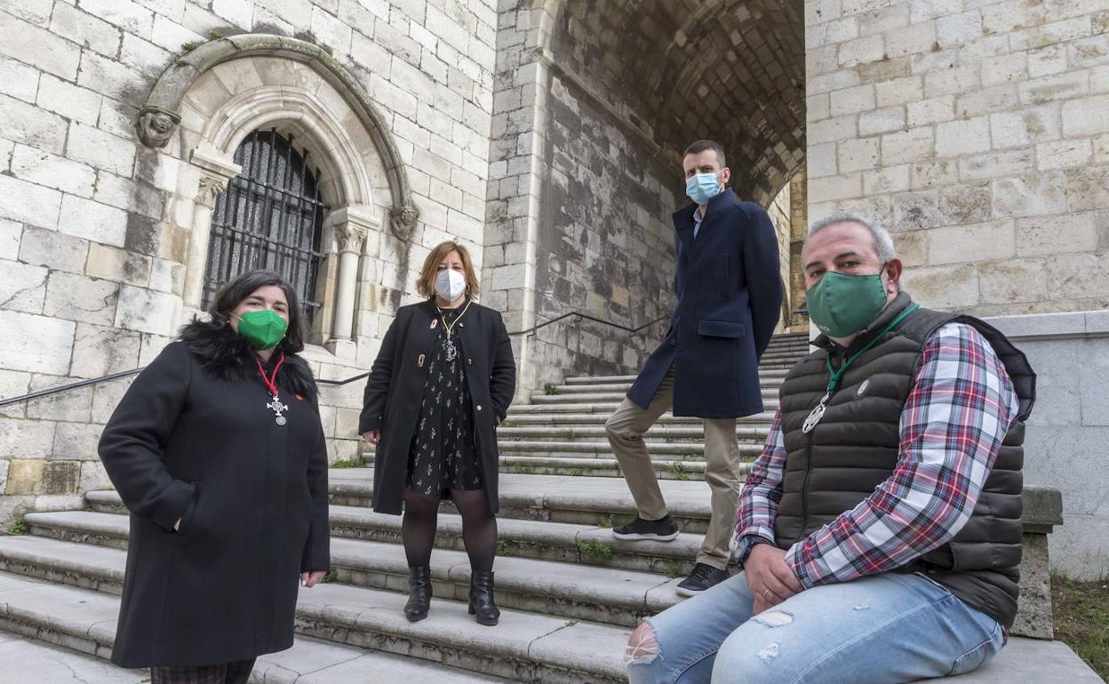 Los cofrades Pilar Fuentes, María Ángeles Rovira, Javier Fernández-Regatillo y Jordi Rivero, en la catedral.
