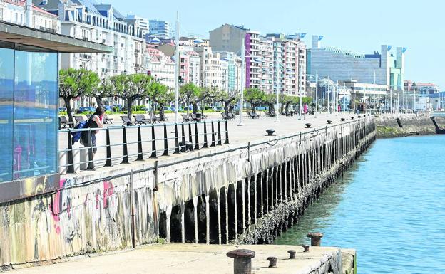 El Paseo Marítimo marca la línea entre la tierra y el mar. Esta área de la ciudad está compartida entre el Ayuntamiento y el Puerto y, por eso, las actuaciones que ahí se desarrollan deben contar con la autorización de ambos. Un ejemplo es la rehabilitación que se hará en el muelle de Maura.