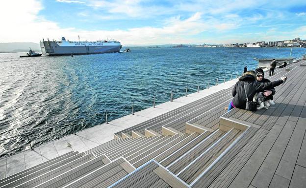 Dique de Gamazo. Tras el Mundial de Vela, el nuevo dique de Gamazo pasó a ser parte de la ciudad. Estas gradas, donde vecinos y visitantes pueden sentarse a observar la bahía, se ha convertido en una zona muy visitada porque además su entorno cuenta con numerosas zonas verdes, de paseo y áreas de descanso.