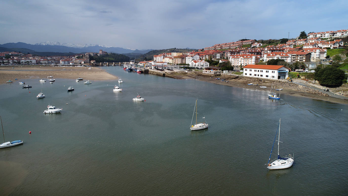 Fotos: La marea baja deja a los barcos de San Vicente de la Barquera en el arenal