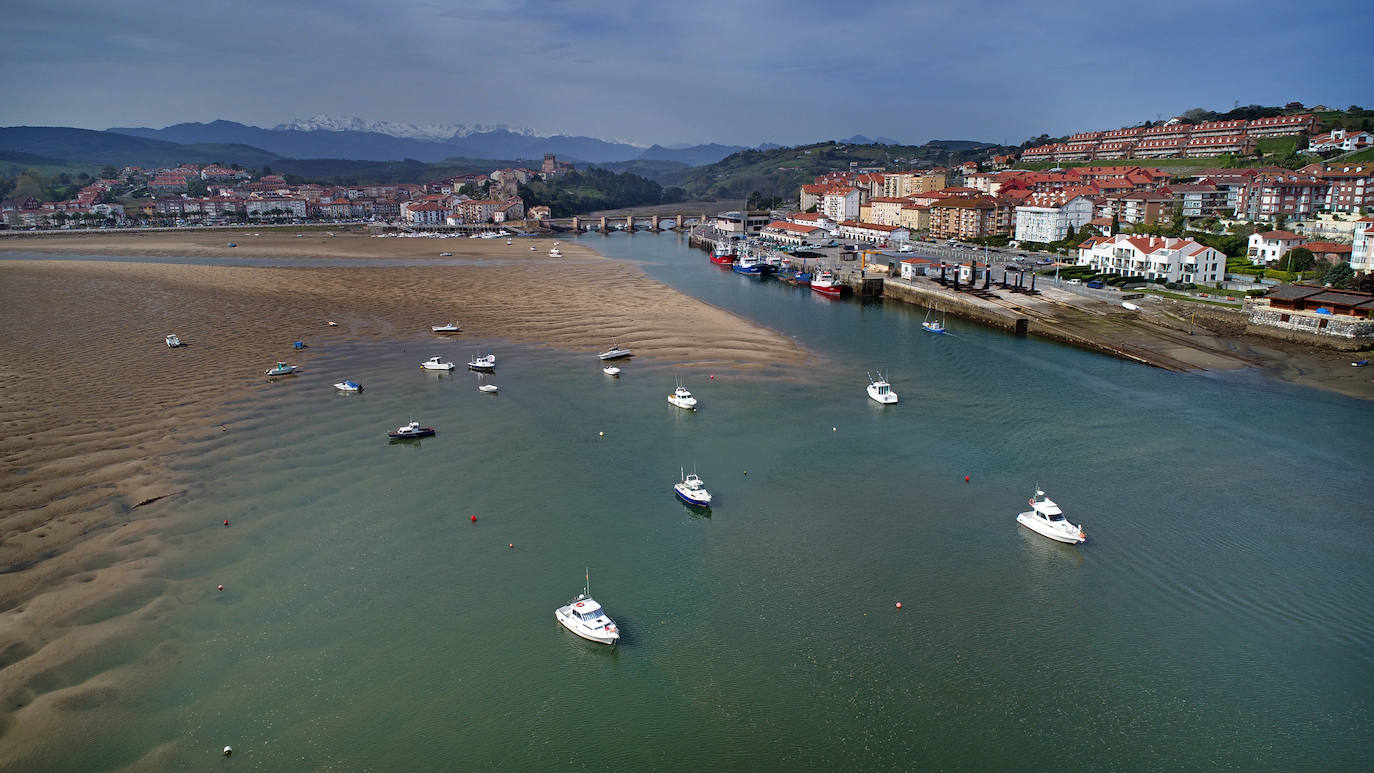 Fotos: La marea baja deja a los barcos de San Vicente de la Barquera en el arenal