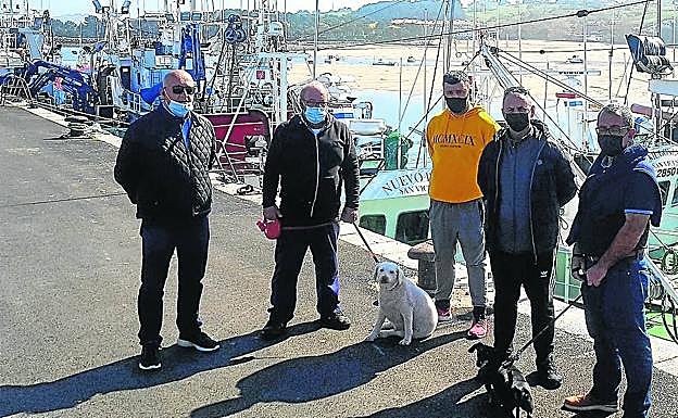 Los hermanos Jesús y José Rafael Peñil, José Ramón Gutiérrez, Andrés Lecue y el patrón mayor, Emilio Bustamante, contemplaban el domingo los efectos de la falta de calado en las embarcaciones. .