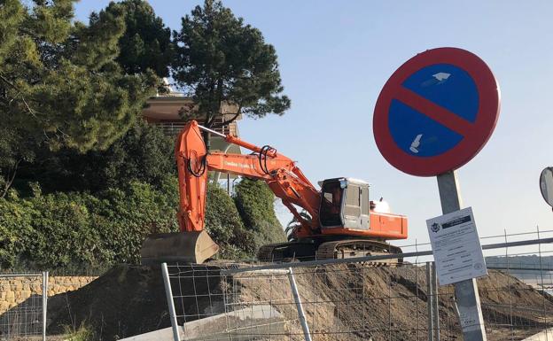 Arrancan las obras para retirar el material de obra del espigón que estaba por construir en Los Peligros