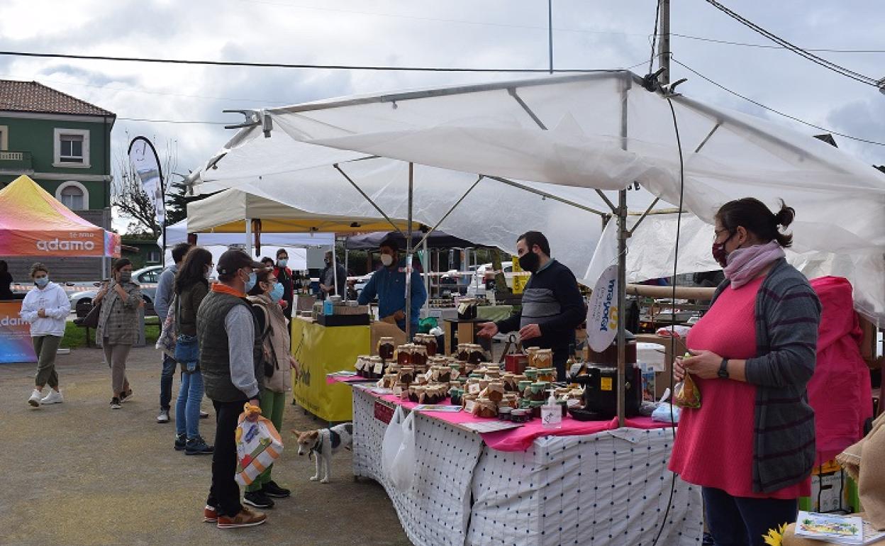 La anterior edición del mercado agroalimentario de Piélagos incluyó una gran variedad de productos elaborados en la región.