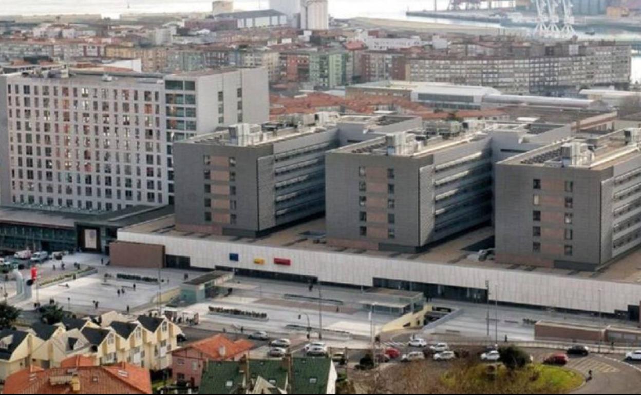 La Torre C de Valdecilla (la del medio) podría albergar la el helipuerto.