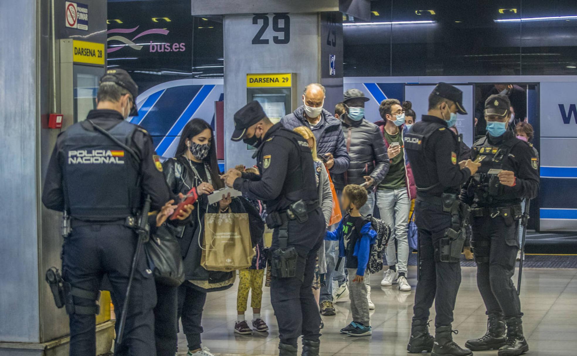 La Policía Nacional, ayer, en la estación de autobuses de Santander, pide a los viajeros de Bilbao el justificante del viaje durante un control de Semana Santa. 