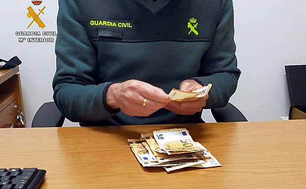 Dinero devuelto por la detenida.