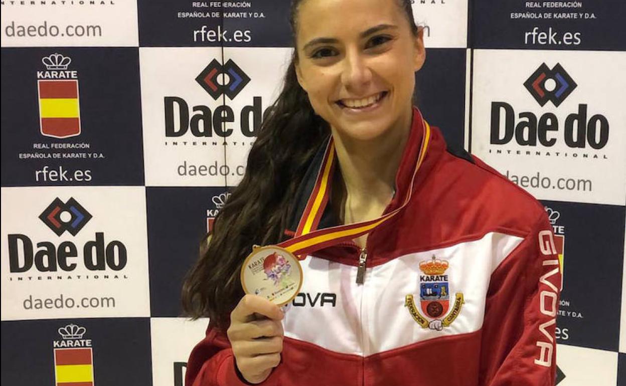 Carlota Fernández, con su medalla de oro