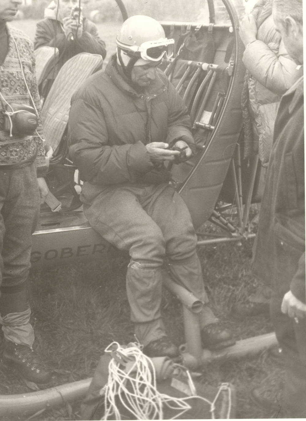 El montañero Alfonso Alonso durante el rescate, en el Naranjo de Bulnes, de José Luis Arrabal y Gervasio Lastra, en febrero de 1970.