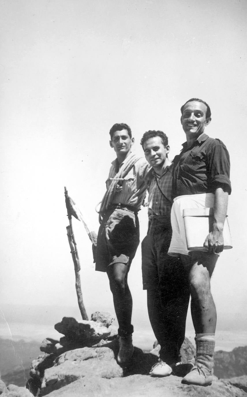 El fotógrafo Eusebio Bustamante (centro), en la cumbre del Naranjo de Bulnes.