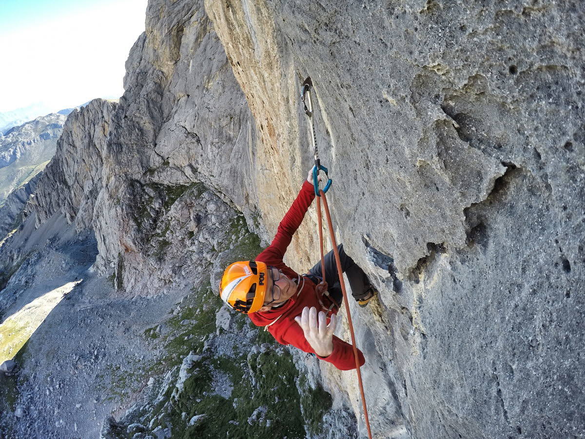 Iker y Eneko Pou en compañia de Neus Colom abrieron en 2016 una nueva vía (Marejada fuerza 6) ascenso al Picu Urriellu, también llamado Naranjo de Bulnes. 