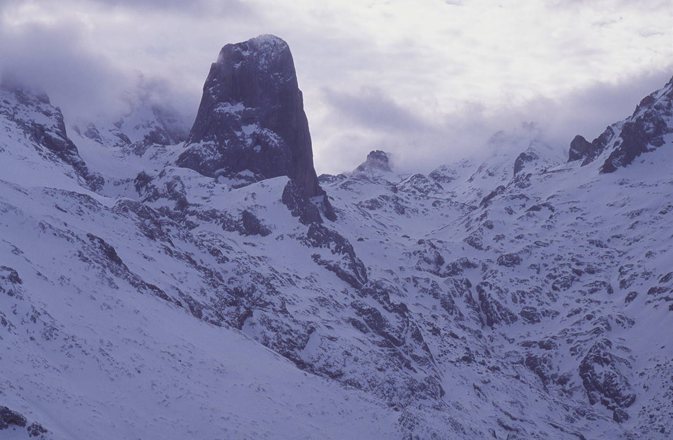 Pico calcáreo situado en el Macizo de los Urrieles en los Picos de Europa. Administrativamente se encuentra situado en el concejo asturiano de Cabrales y dentro del parque nacional de Picos de Europa. Tiene una altitud de 2519 metros y, aunque no es el pico más alto de la Cordillera Cantábrica, es uno de sus montes más conocidos. Es una de las cumbres emblemáticas de España para la escalada por sus grandes paredes, especialmente por los 550 metros de pared vertical de su cara Oeste. En su base se encuentra la Vega de Urriellu, un valle de origen glaciar cuaternario.