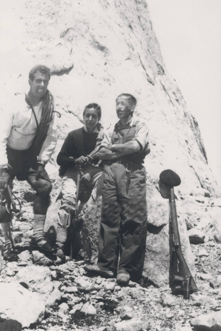 Los montañeros Alfonso Martínez (d) y el matrimonio Julio Casal (i) y Carmen Sánchez, que se convirtió en la primera cántabra ,en 1946, que llegó a la cima del Naranjo de Bulnes