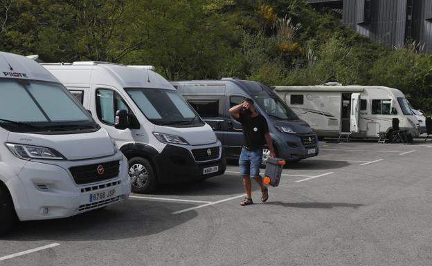 Imagen principal - La procesión de autocaravanas