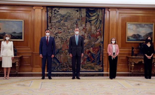 El Rey posa con Yolanda Díaz (izquierda), Pedro Sánchez, Nadia Calviño e Ione Belarra (derecha). 