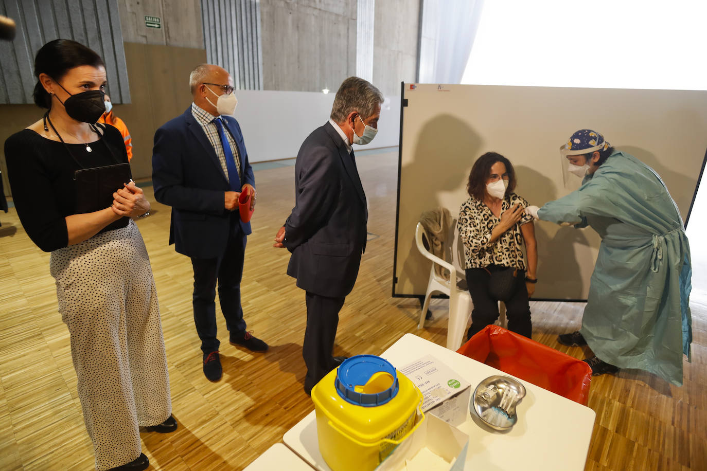 El Palacio de Exposiciones ha acogido la primera experiencia e vacunación masiva en Cantabria. Cuatro equipos han trabajado durante toda la jornada y seguirán hasta el sábado