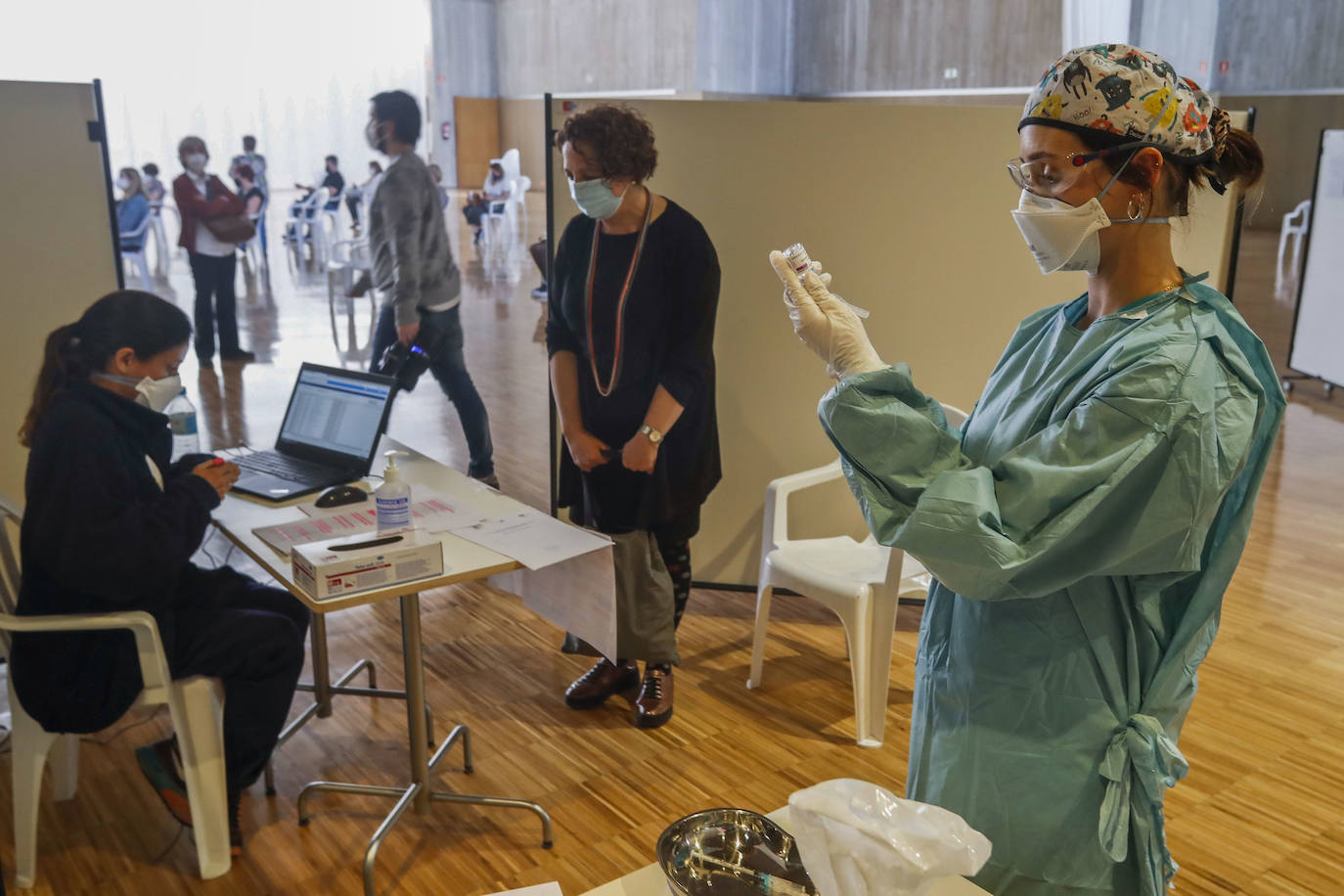 El Palacio de Exposiciones ha acogido la primera experiencia e vacunación masiva en Cantabria. Cuatro equipos han trabajado durante toda la jornada y seguirán hasta el sábado