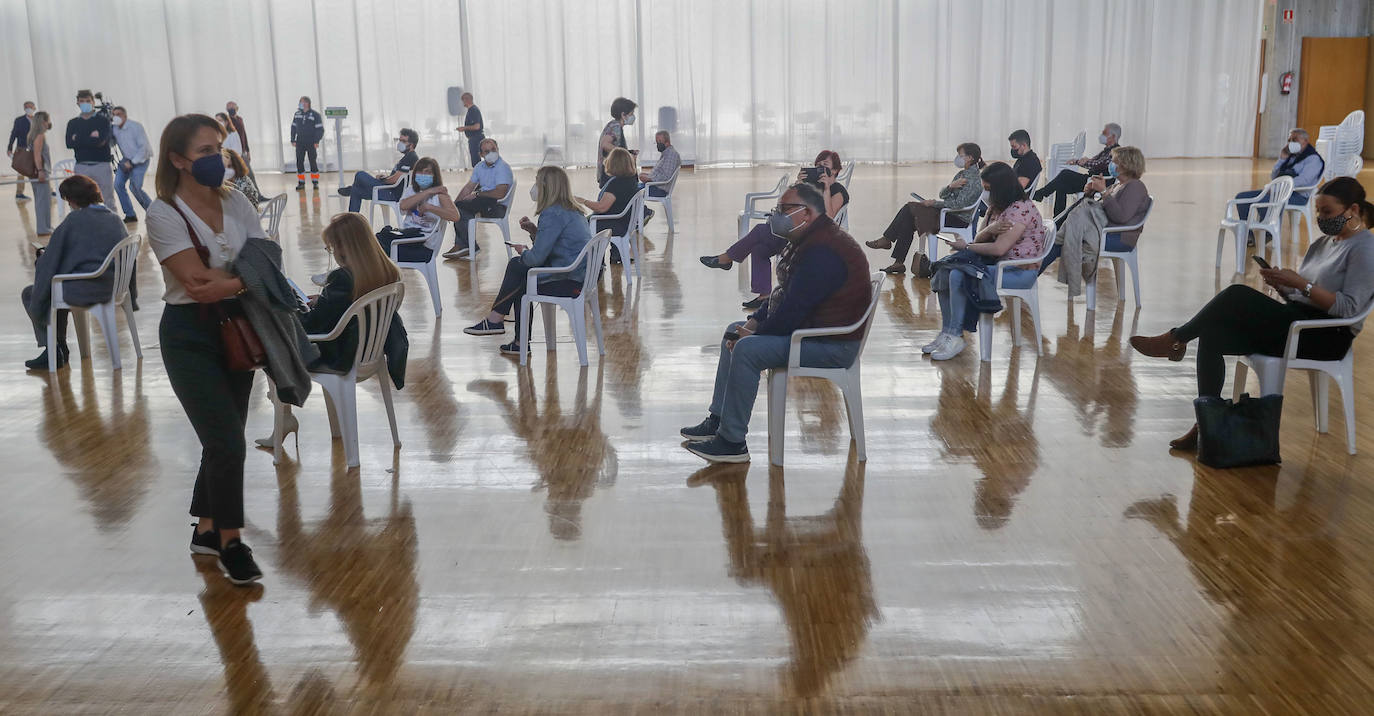 El Palacio de Exposiciones ha acogido la primera experiencia e vacunación masiva en Cantabria. Cuatro equipos han trabajado durante toda la jornada y seguirán hasta el sábado