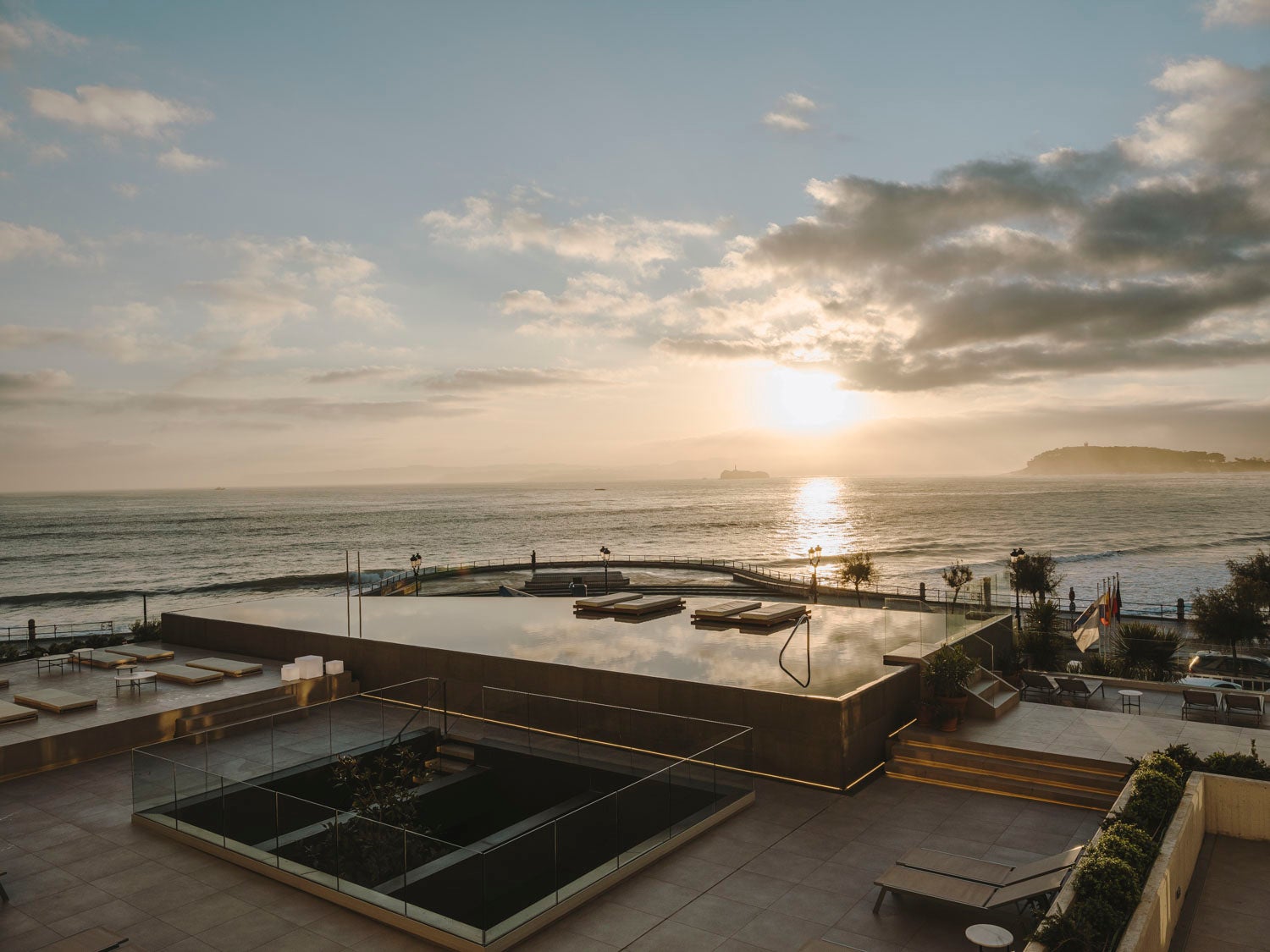 A la nueva decoración acogedora de sus habitaciones se suma la increíble piscina 'infinity' con vistas a El Sardinero.